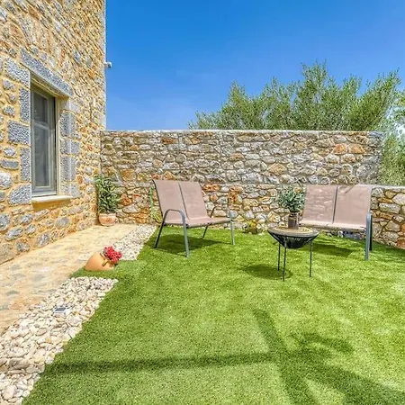 Crown House In Areopoli