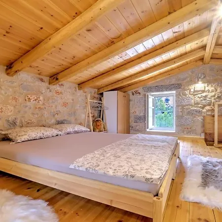 Crown House In Areopoli