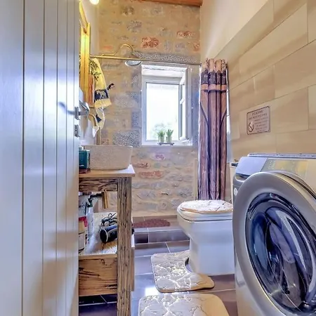 Crown House In * 阿里奥波利斯