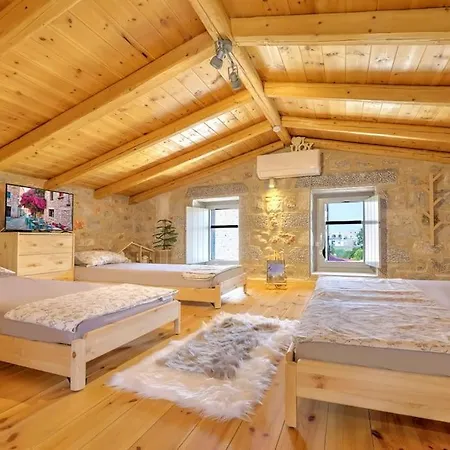 Crown House In Areopolis