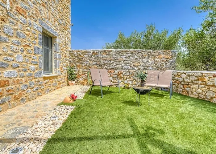 Crown House In Areopoli