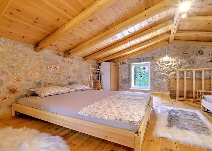 Crown House In Areopoli